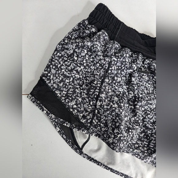 Lululemon Hotty Hot Short 2.5" - Picture 7 of 11